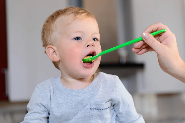 Pequeña alimentación del bebé — Foto de Stock