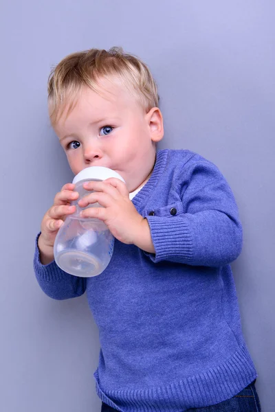 Bambino con ciuccio — Foto Stock