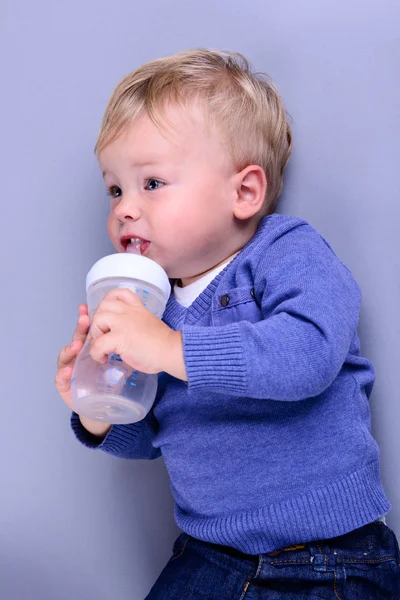 Bebé con chupete — Foto de Stock