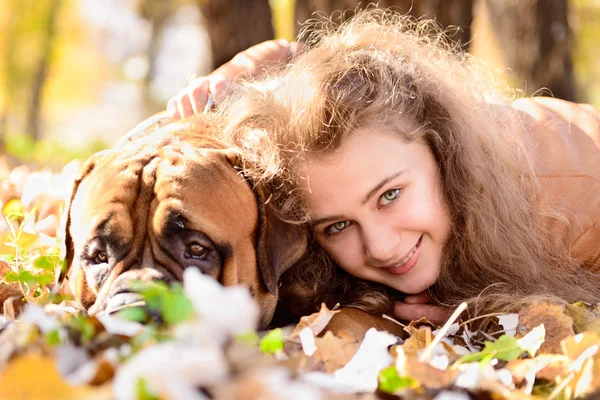 Dospívající dívka a pes — Stock fotografie