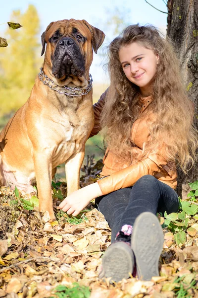 Genç kız ve köpeği — Stok fotoğraf