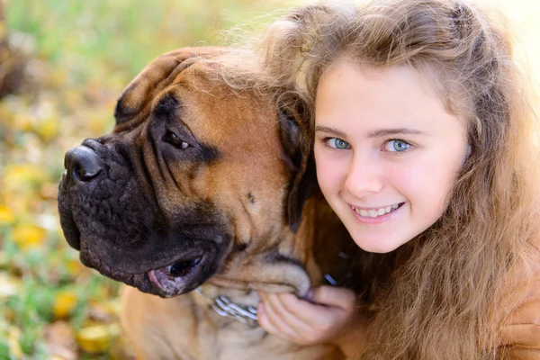 Jente og hund – stockfoto