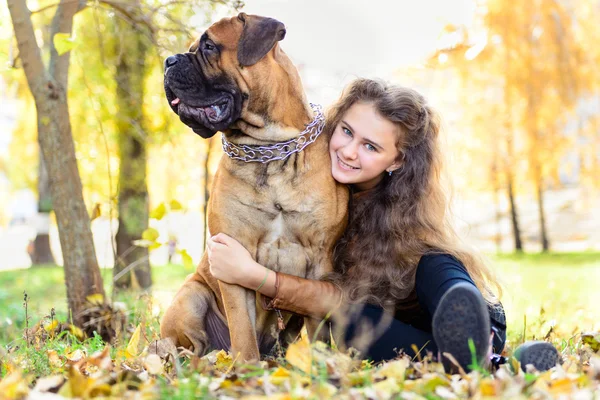 Tenåringsjente og hund – stockfoto