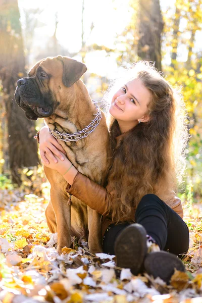 Adolescente menina e cão — Fotografia de Stock