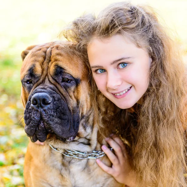 Adolescent fille et chien — Photo