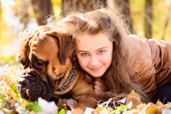 Dospívající dívka a pes — Stock fotografie