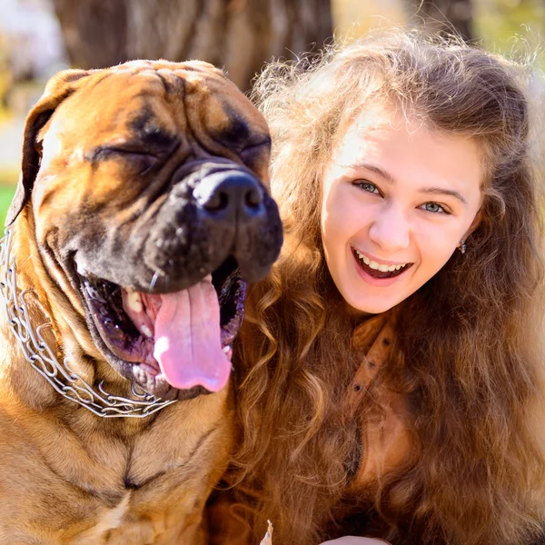 Adolescente menina e cão — Fotografia de Stock