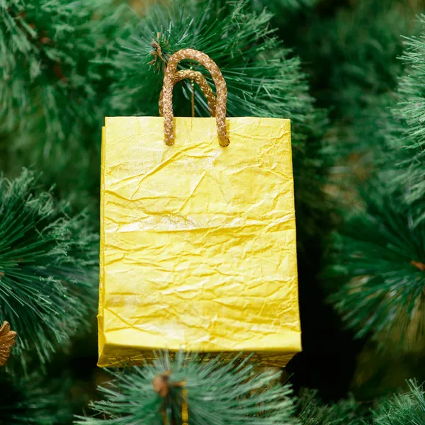 Enfeites de Natal na árvore de Natal — Fotografia de Stock