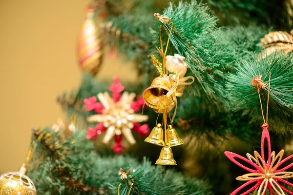 Adornos de Navidad en el árbol de Navidad — Foto de Stock