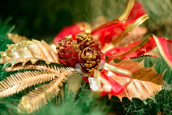 Kerst ornamenten op kerstboom — Stockfoto