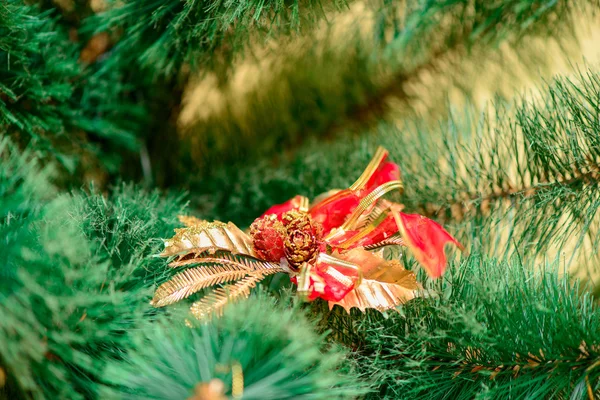 Adornos de Navidad en el árbol de Navidad — Foto de Stock