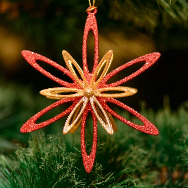 Adornos de Navidad en el árbol de Navidad — Foto de Stock