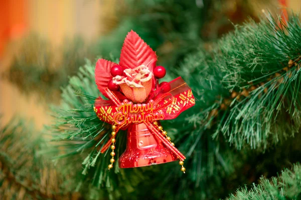 Enfeites de Natal na árvore de Natal — Fotografia de Stock