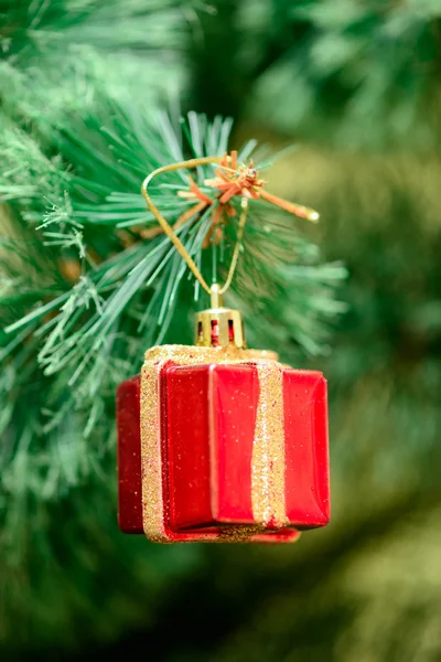 Enfeites de Natal na árvore de Natal — Fotografia de Stock