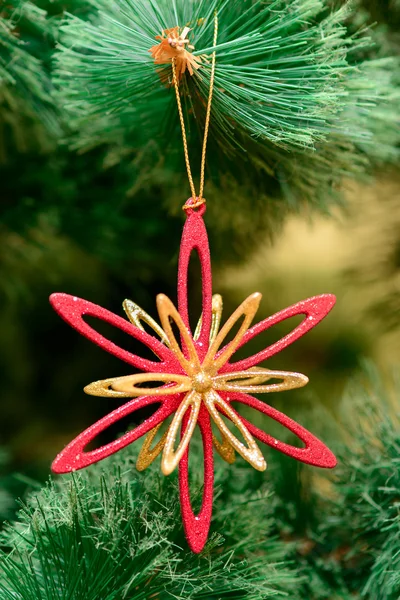 Ornements de Noël sur l'arbre de Noël — Photo