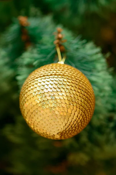 Adornos de Navidad en el árbol de Navidad — Foto de Stock