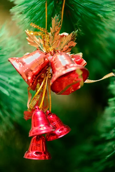 Adornos de Navidad en el árbol de Navidad — Foto de Stock