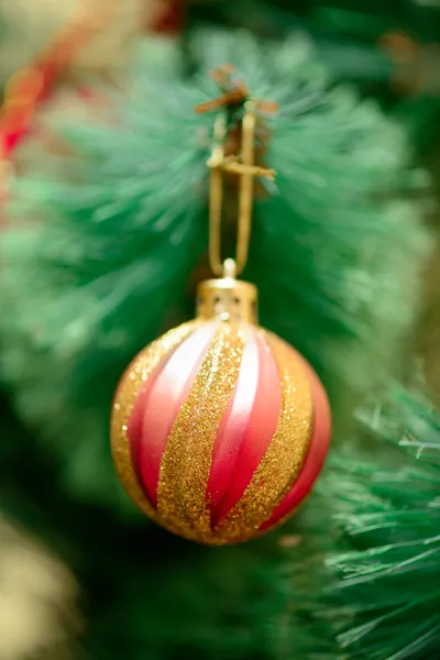 Ornements de Noël sur l'arbre de Noël — Photo