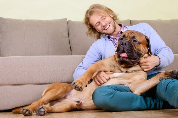 Άνθρωπος με μεγάλο σκύλο — Φωτογραφία Αρχείου