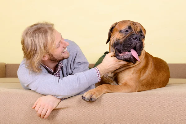 Homme avec grand chien — Photo