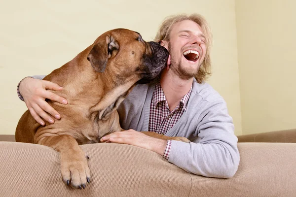 Mann mit großem Hund — Stockfoto