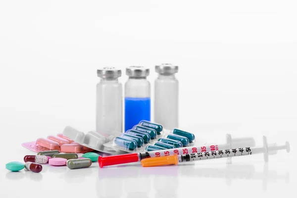 Pharmacology tablets vials syringes — Stock Photo, Image