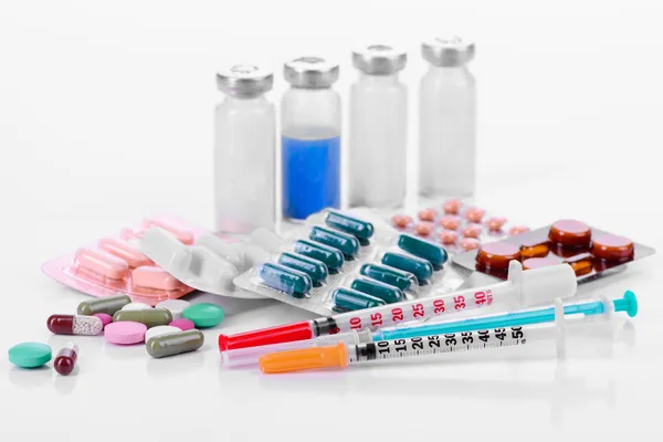 Pharmacology tablets vials syringes — Stock Photo, Image