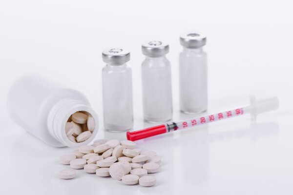 Фармакологические таблетки пузырьки шприцы
