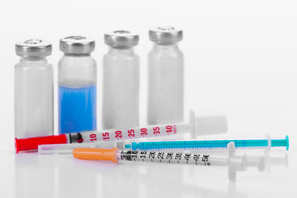 ампулы и шприцы для фармакологии
