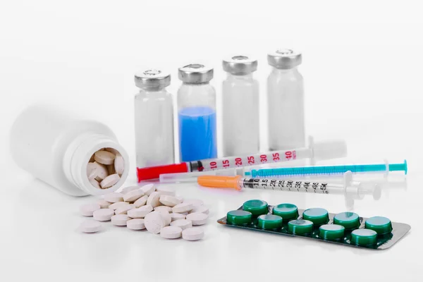 Pharmacology tablets vials syringes — Stock Photo, Image