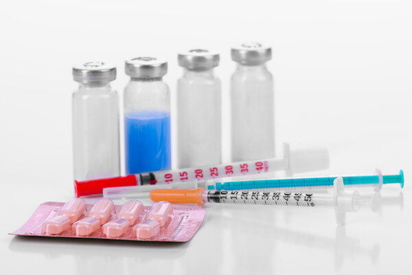 Фармакологические таблетки пузырьки шприцы
