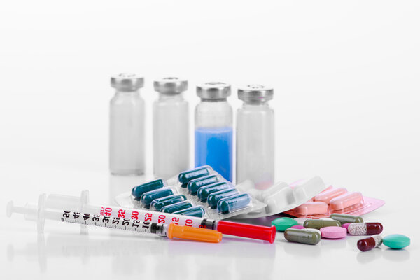 Фармакологические таблетки пузырьки шприцы
