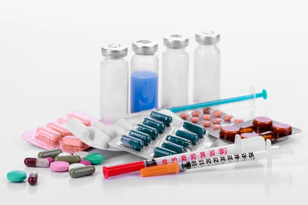 Comprimidos farmacológicos frascos para injetáveis seringas — Fotografia de Stock