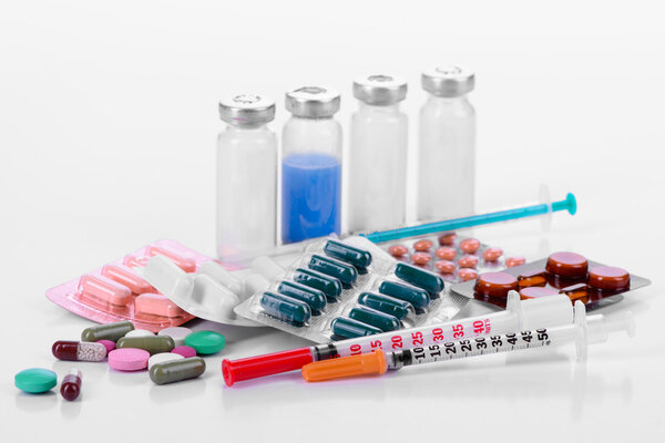 Фармакологические таблетки пузырьки шприцы
