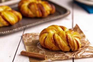 Güzel tarçınlı çörekler beyaz ahşap bir masada