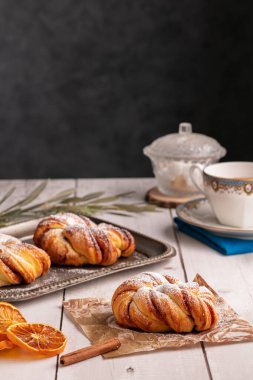 Güzel tarçınlı çörekler beyaz ahşap bir masada