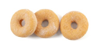 Beyaz arkaplanda yukarıdan üç sade şekerli çörek görünümü