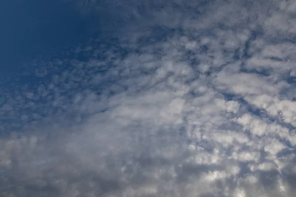 Modrá Obloha Bílými Mraky Dne — Stock fotografie
