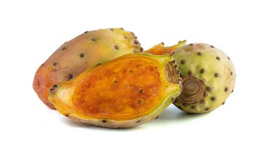 Dikenli armutlar ve beyaz arka planda bir kesik. 