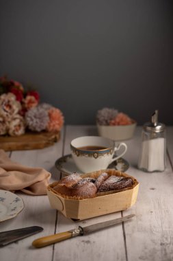 Taze brioche beyaz ahşap bir masaya sarılmış.