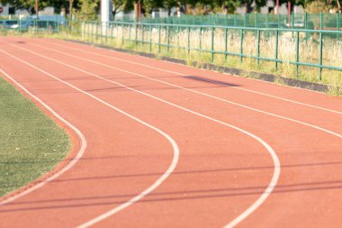 Atletik yarışma dokusu için koşu pisti. Arka plan kopyalama alanı olan antrenman sporu için yarış