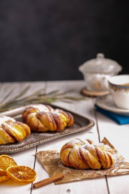 Güzel tarçınlı çörekler beyaz ahşap bir masada