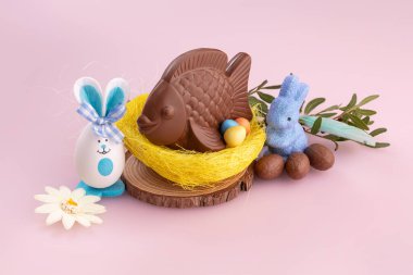 Pembe masadaki lezzetli Paskalya çikolataları.