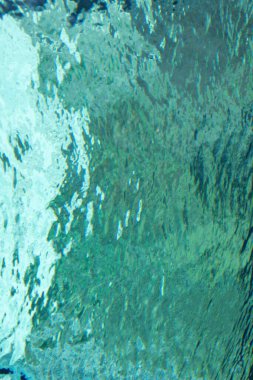 Dalgalarla dolu bir yüzme havuzunun yüzeyi