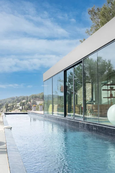 Beautiful contemporary house with a bay window and a swimming pool in the south of France