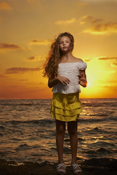 Portrait de la fille au coucher du soleil — Photo