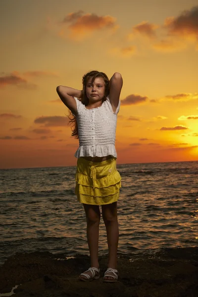 Portrait de la fille au coucher du soleil — Photo