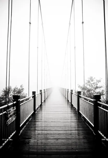Пешеходный мост — стоковое фото