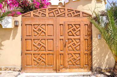 Ahşap oyma kapı