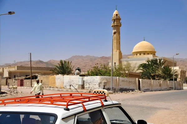 Taksi araba yakınındaki camide — Stok fotoğraf